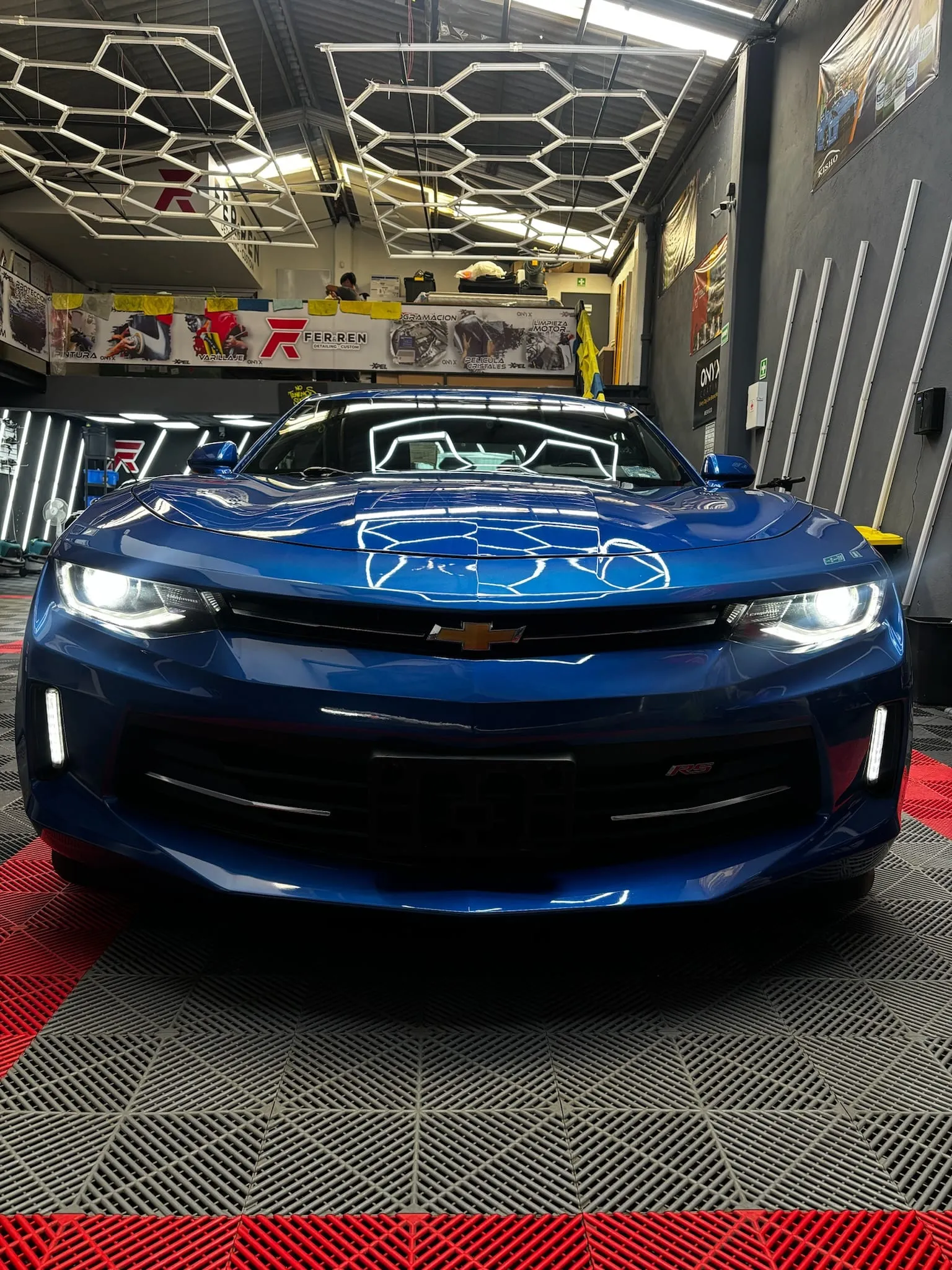 Chevrolet Camaro azul después de recibir protección cerámica en el estudio FER&REN Detailing