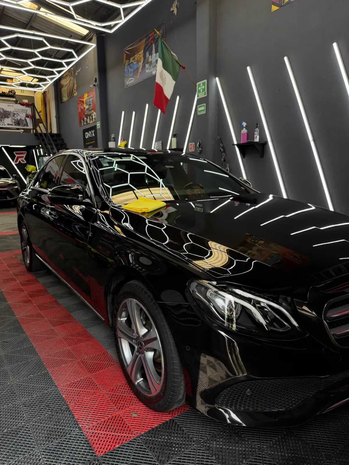 Mercedes-Benz negro bajo luces de inspección