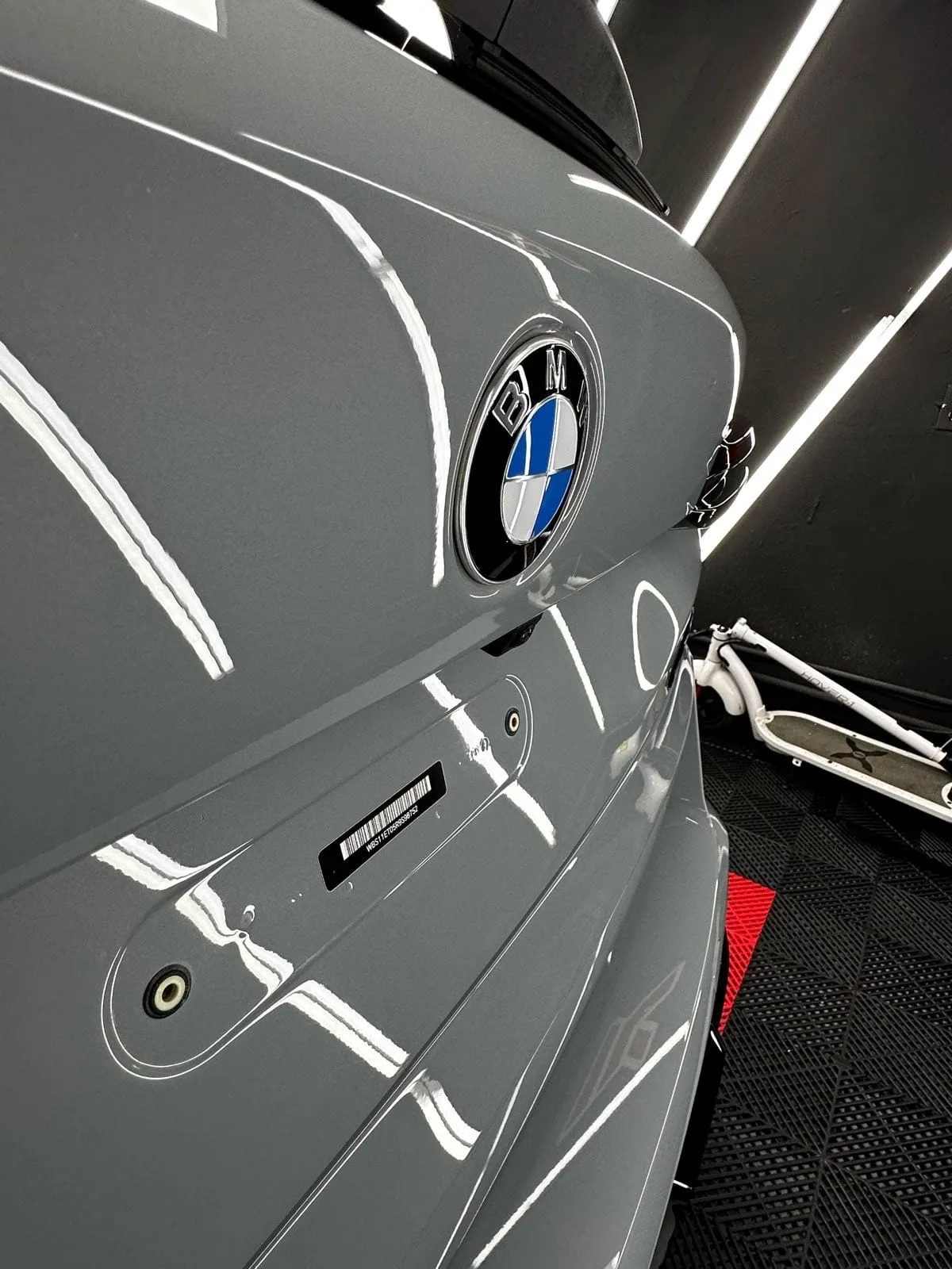 Detalle del acabado brillante en la pintura de un BMW