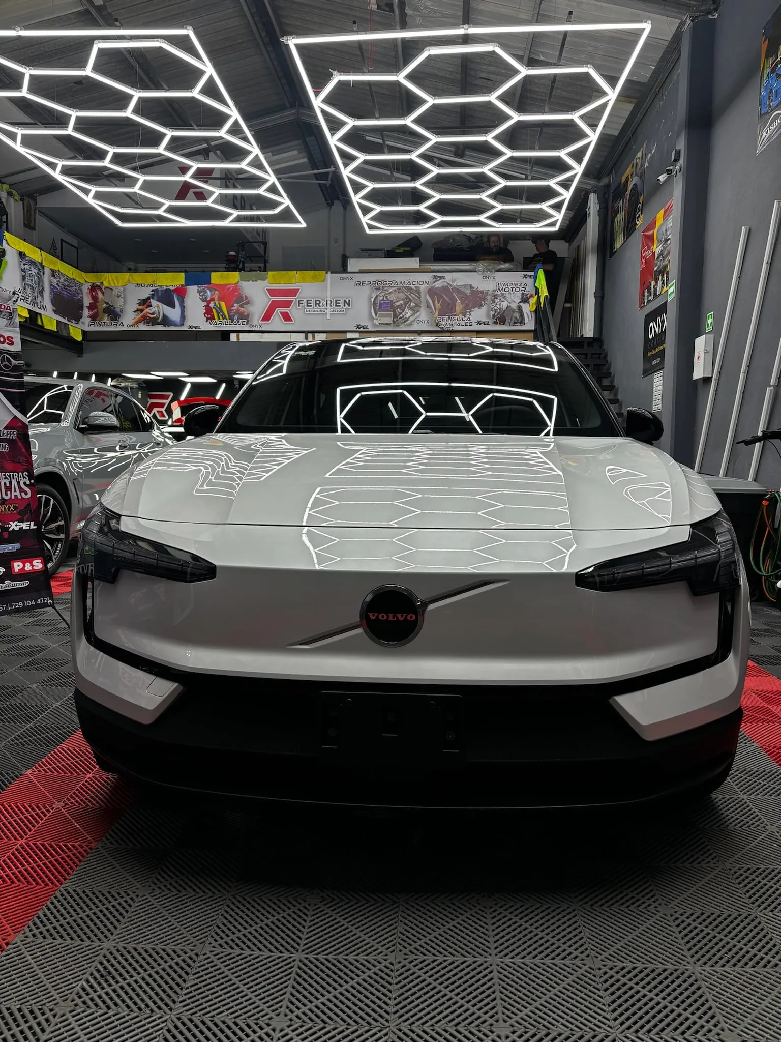 Volvo blanco terminado bajo iluminación de inspección en FER&REN Detailing