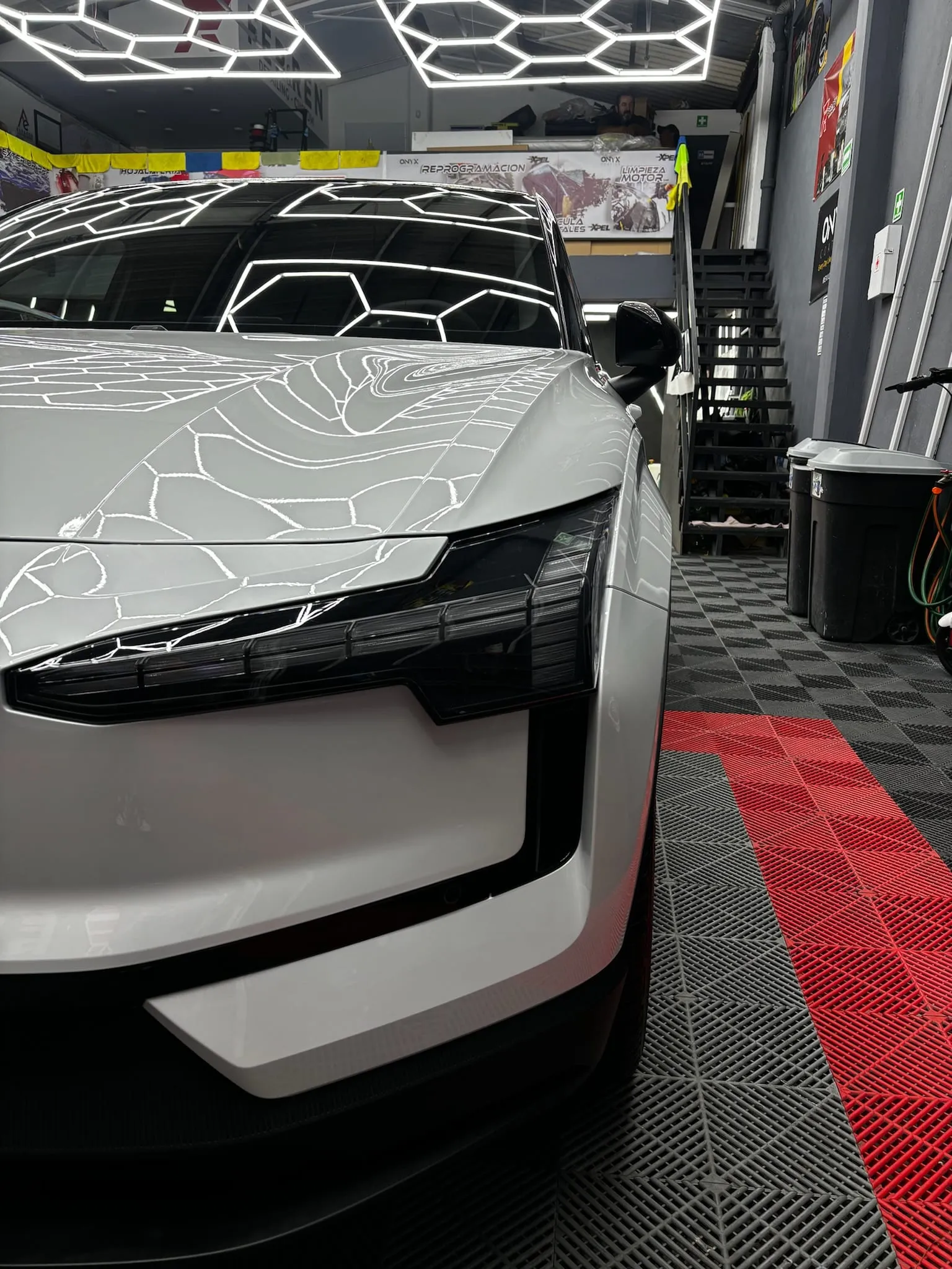 Detalle de pintura corregida sobre un Volvo blanco