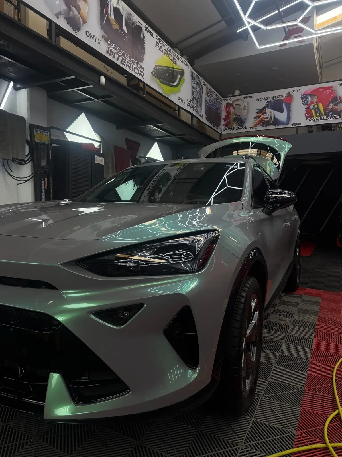 Cupra con película de color verde menta terminada, bajo las luces de inspección del estudio