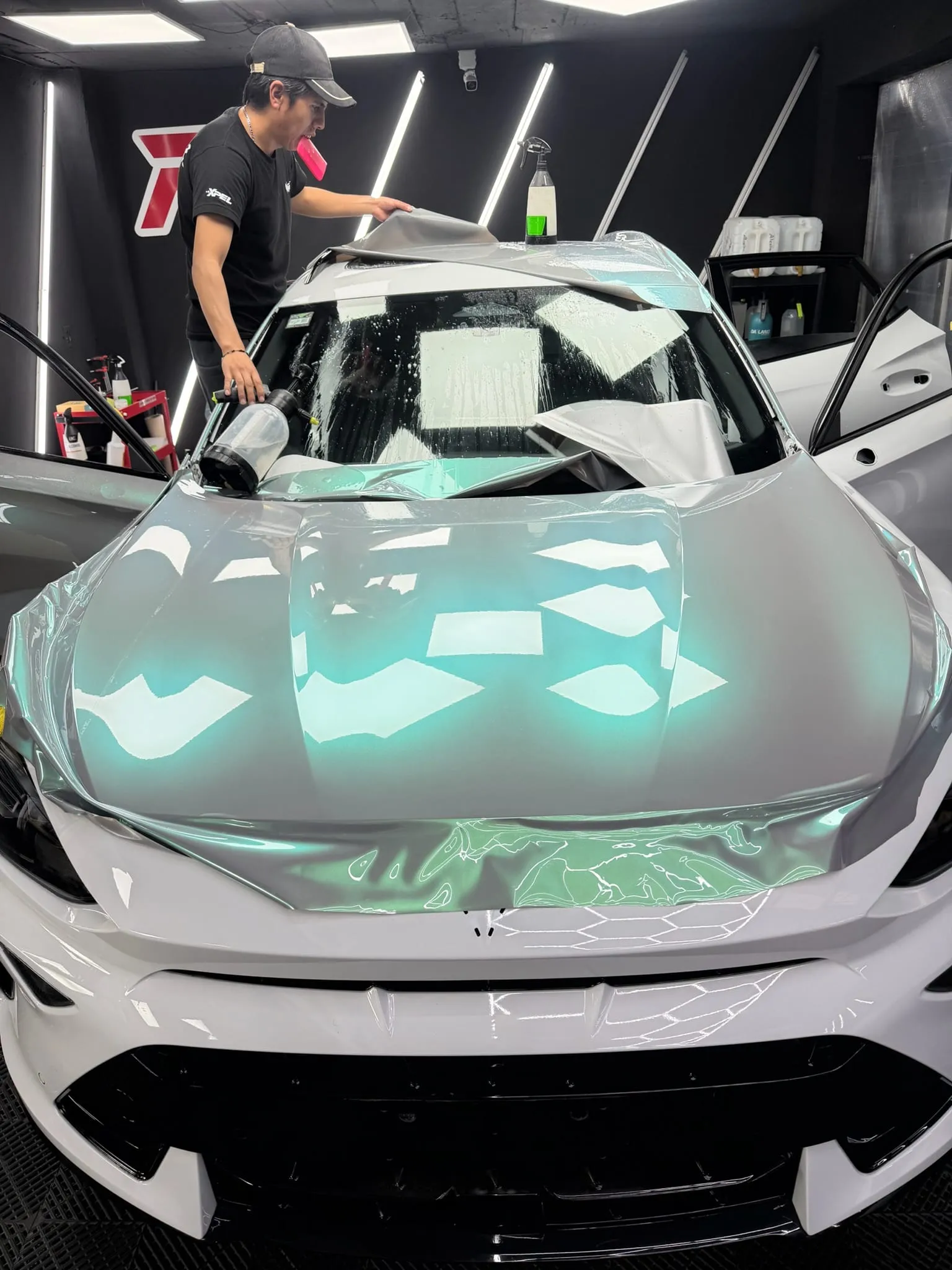 Instalador aplicando película PPF sobre un Cupra en FER&REN Detailing