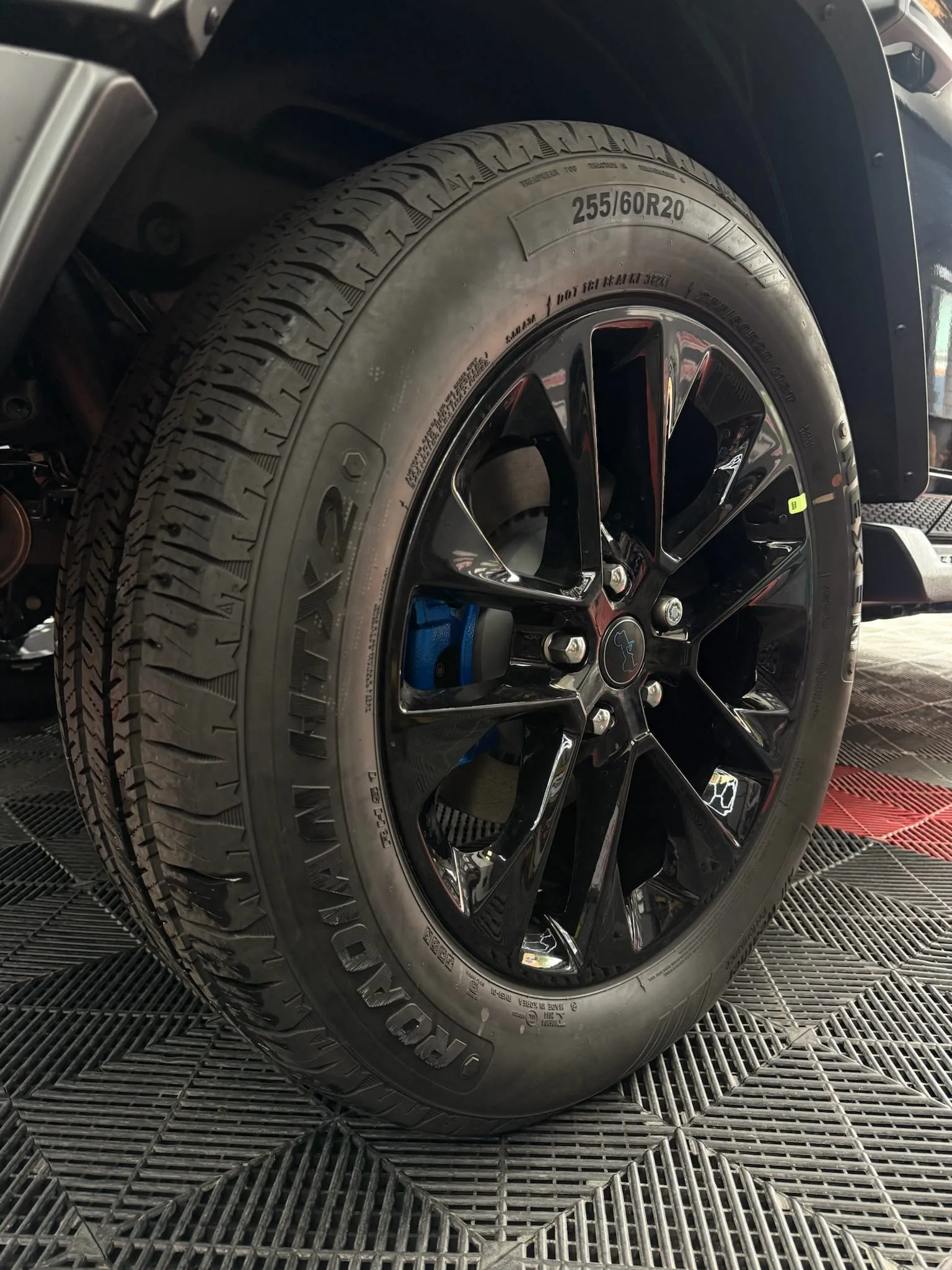 Rin negro y caliper azul terminados en FER&REN Detailing